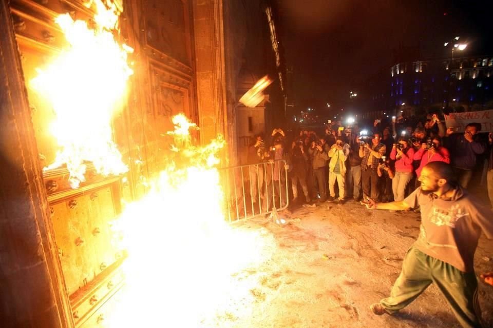 8 DE NOVIEMBRE DE 2014. Durante una manifestación por los 43 es incendiada una de las puertas de Palacio Nacional, en la Ciudad de México.