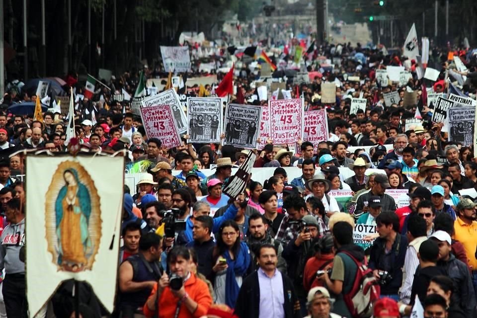 26 DE SEPTIEMBRE DE 2015. En el primer aniversario se realiza una marcha multitudinaria en la Ciudad de México, que se replica en diversas ciudades del País, con muestras de apoyo en otras naciones.