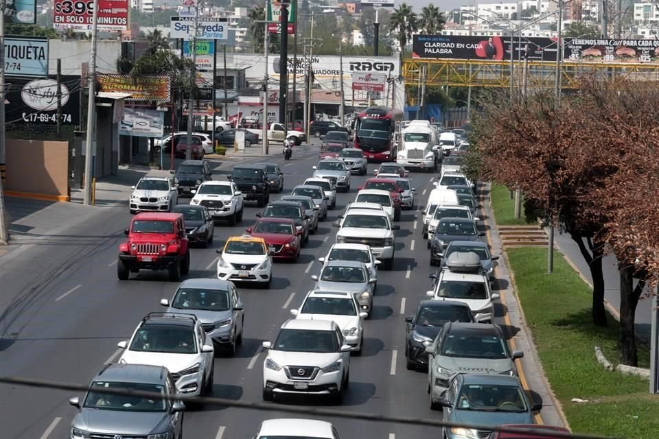 Desde las avenidas Garza Sada y Revolución el tráfico se volvió intenso desde hace horas, y los vehículos tienen que ir despacio por al menos cinco kilómetros.