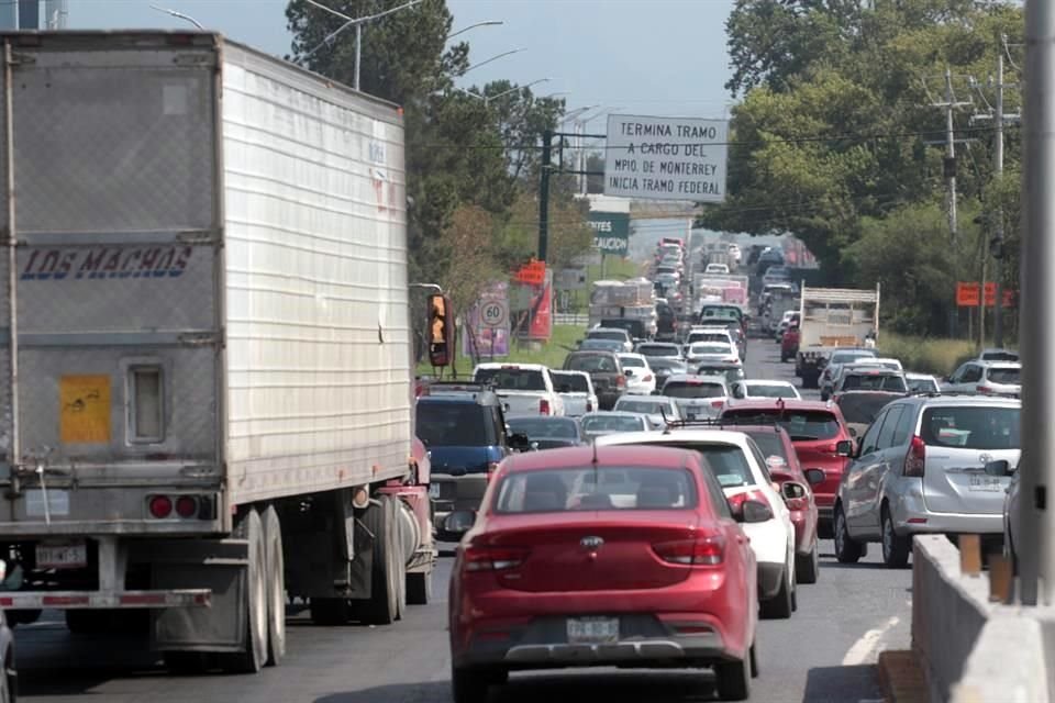 Desde las avenidas Garza Sada y Revolución el tráfico se volvió intenso desde hace horas, y los vehículos tienen que ir despacio por al menos cinco kilómetros.