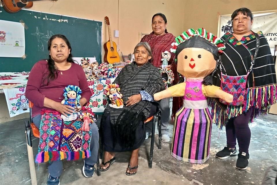 Celia Martínez (de izq. a der.), Alberta Maximino, Cecilia Domínguez y Juana González conservan las tradiciones de su pueblo.