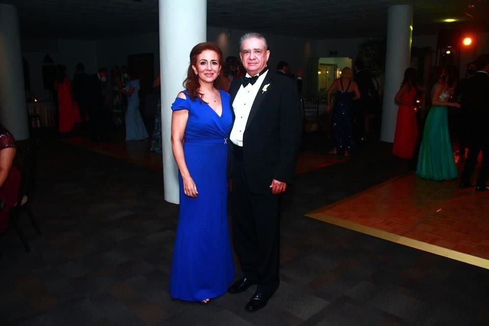 Betty Medina de González y Sergio González Flores