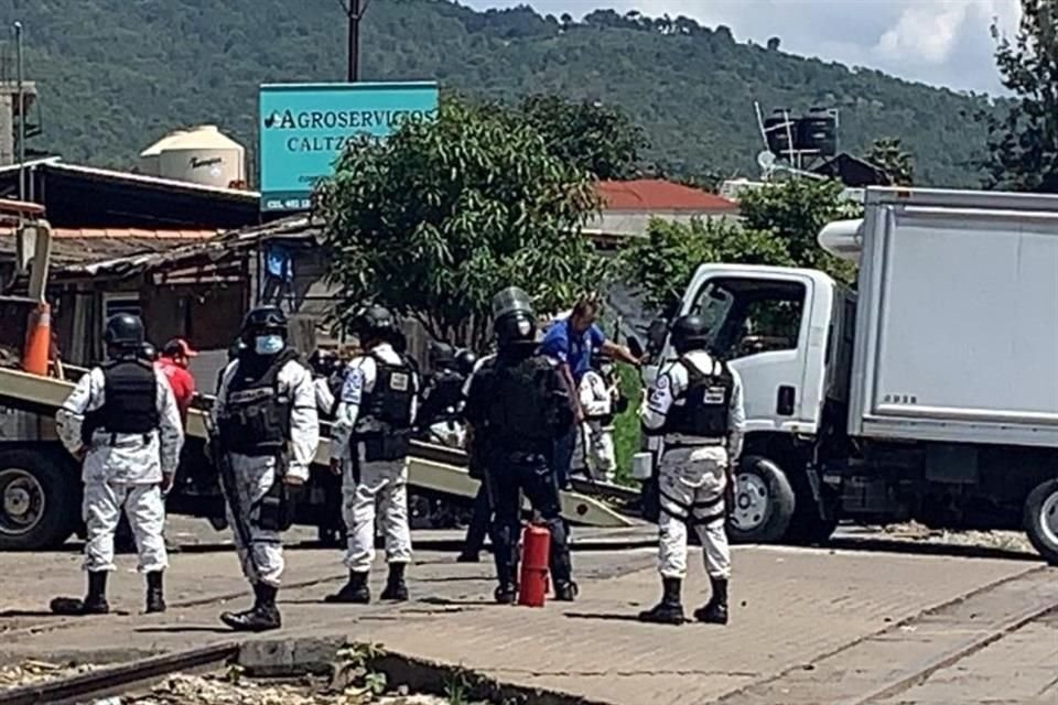 La Policía de Michoacán, en conjunto con la Guardia Nacional, realizó un operativo para desalojar dos puntos ferroviarios donde la CNTE mantenía bloqueos.