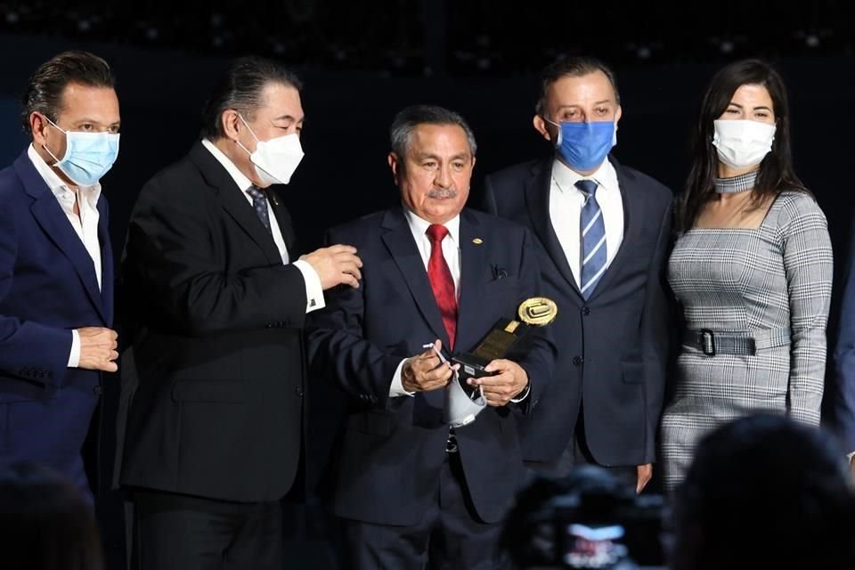 De izq. a der. Pablo Lemus, Alcalde de Zapopan; Rubén Masayi, del CCIJ; Alfredo Cárdenas, con la Medalla al Mérito Industrial, y Alejandro Guzmán, coordinador del Gabinete Económico de Jalisco