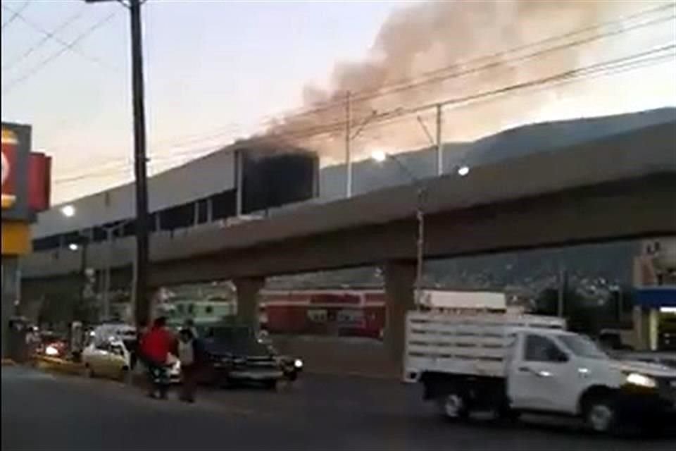 El humo salió de una cubierta por donde pasa el tren, a la altura de la Avenida Aztlán y la calle B. Mitre.