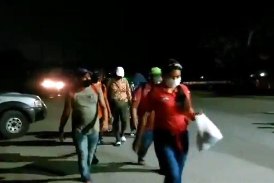 Cientos de migrantes hondureños partieron en caravana para intentar llegar a Estados Unidos.