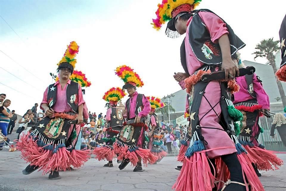 Matachines danzan a la Guadalupana durante las fiestas del año pasado.