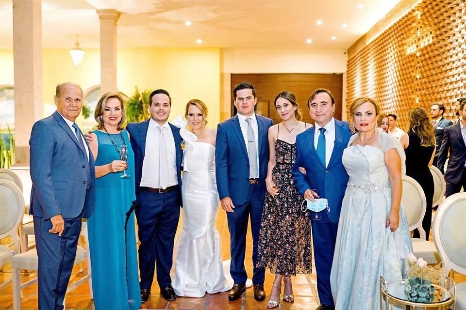 Hugo Mier, Gabriela Medrano, los novios, Sergio Mier, Ivanna Villarreal, Chuy Villarreal y Verónica Villarreal Escamilla