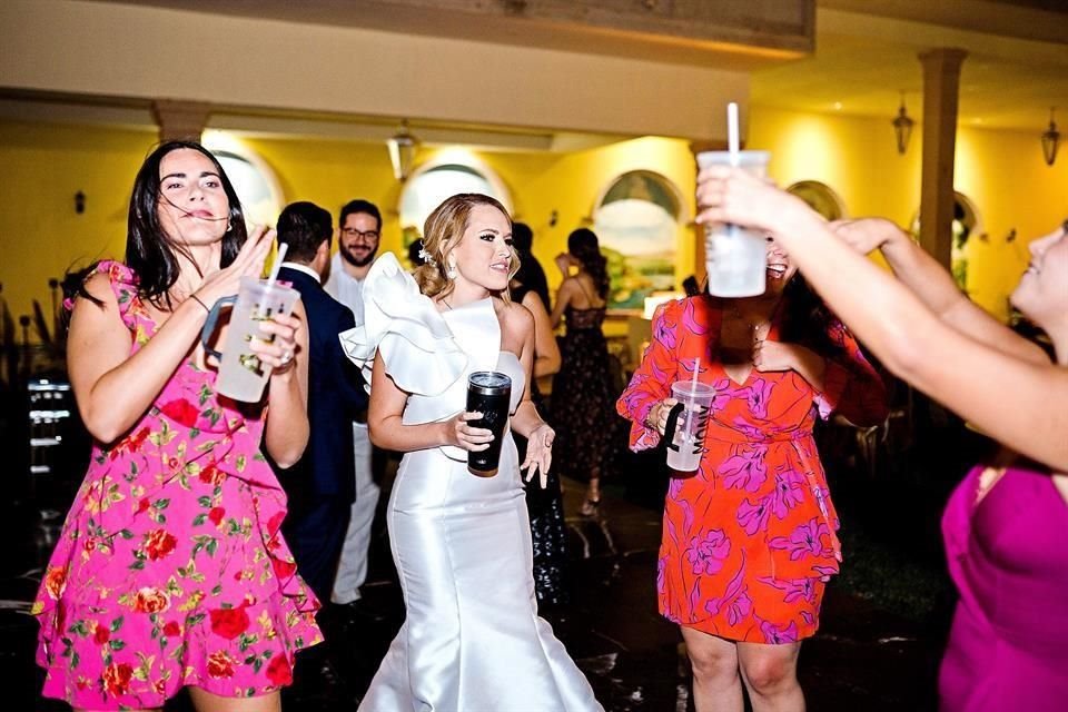 Alejandra Lozano y Mónica Ferrigno bailando con la novia