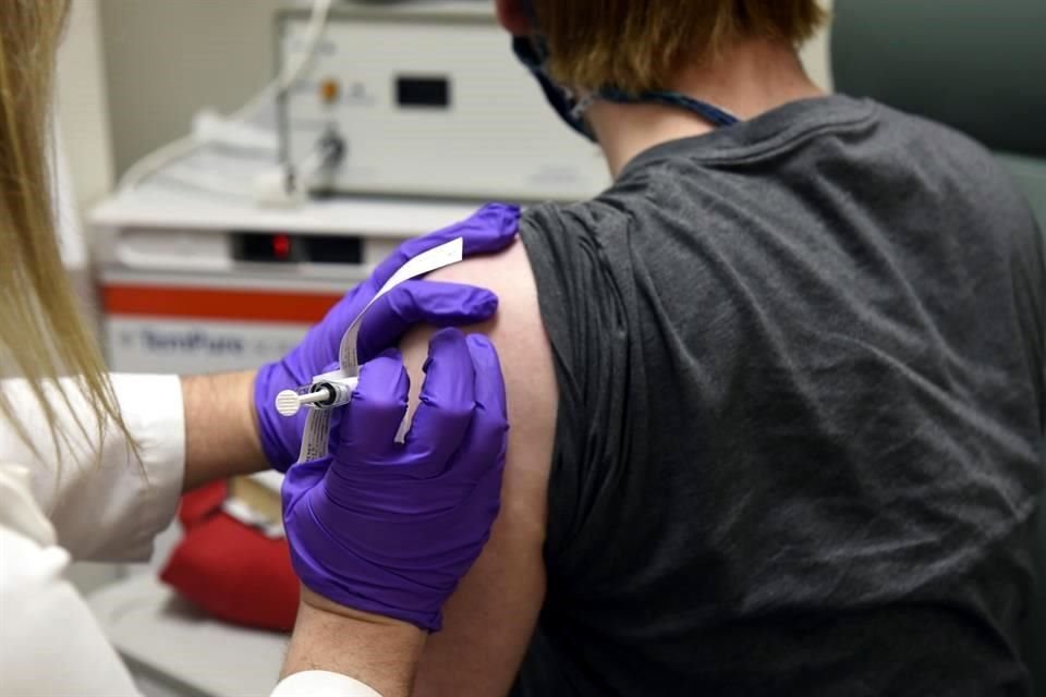 Foto de mayo en la que un paciente recibe la primera dosis de la vacuna experimental de Pfizer en la Universidad de Maryland.
