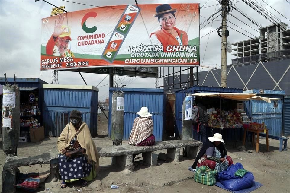 Un anuncio muestra al candidato de Comunidad Ciudadana, Carlos Mesa, en Rio Seco, Bolivia.