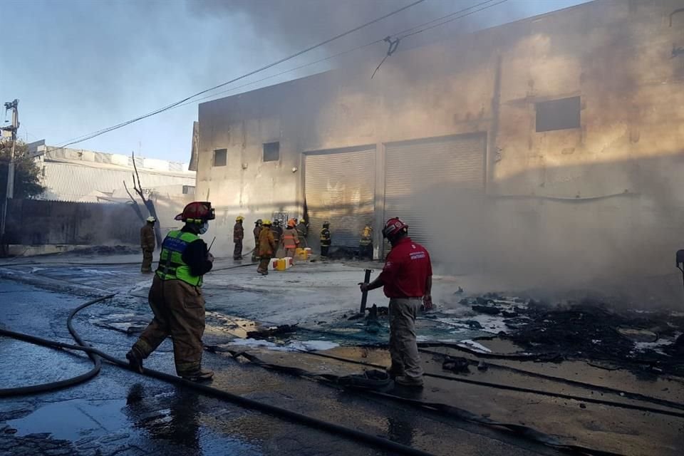 Bomberos de Nuevo León, San Nicolás, Guadalupe y elementos de Protección Civil trabajaron durante dos horas para sofocar las llamas.
