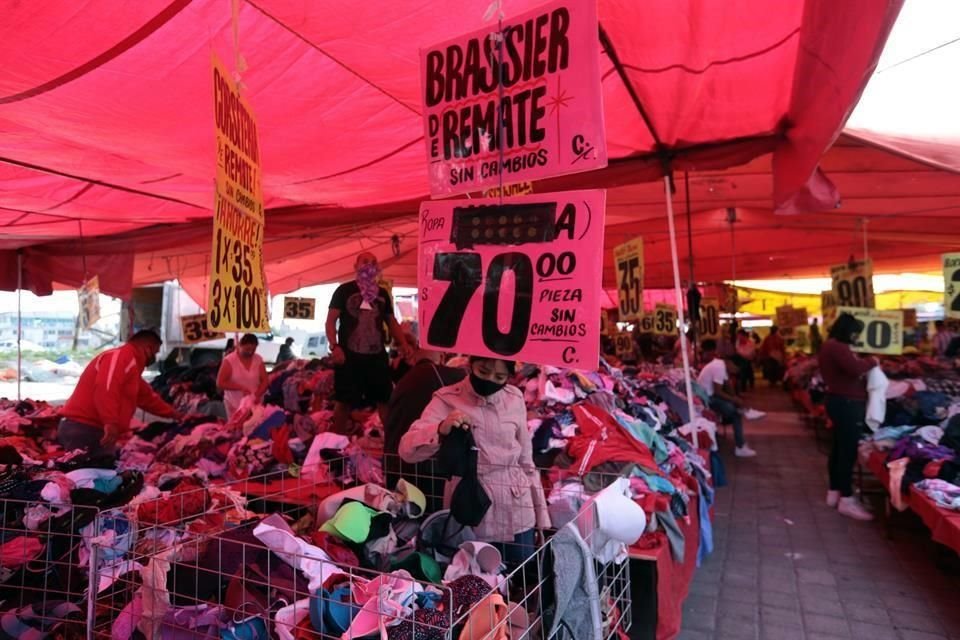 Cuando hay una crisis económica se incrementa la compra en tianguis y de ropa de segunda mano, dijo la Canaive.