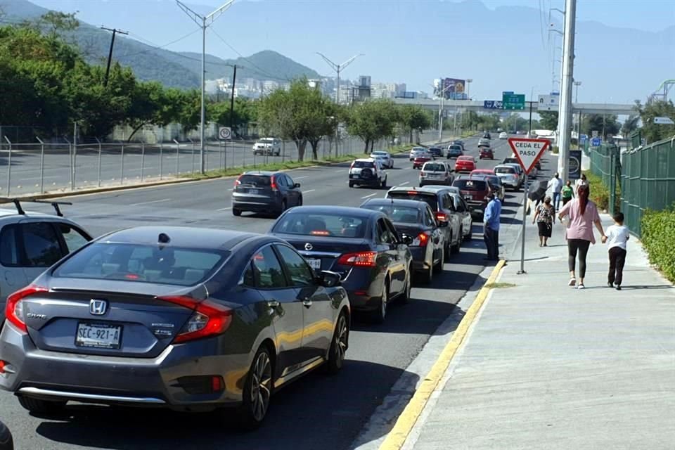 Largas filas de autos se formaron en Eloy Cavazos y Pablo Livas para entrar al estacionamiento del Parque La Pastora.