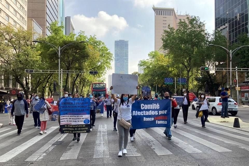 Los afectados bloquearon la avenida Reforma y se manifestaron afuera del Senado para solicitar audiencia.