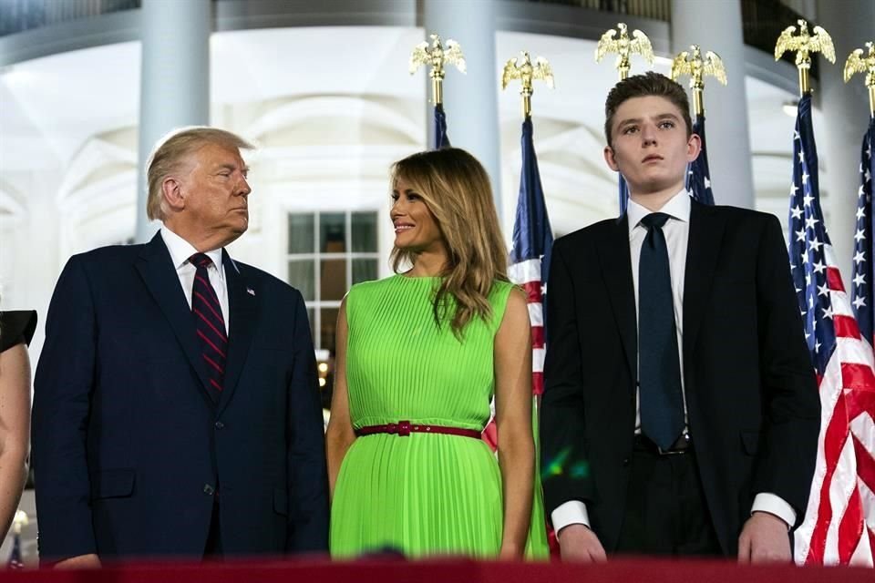 Donald Trump junto a su esposa, Melania, y a su hijo Barron.