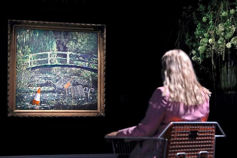Una empleadade Sotheby's observa 'Show me the Monet' durante su exhibición en Londres.