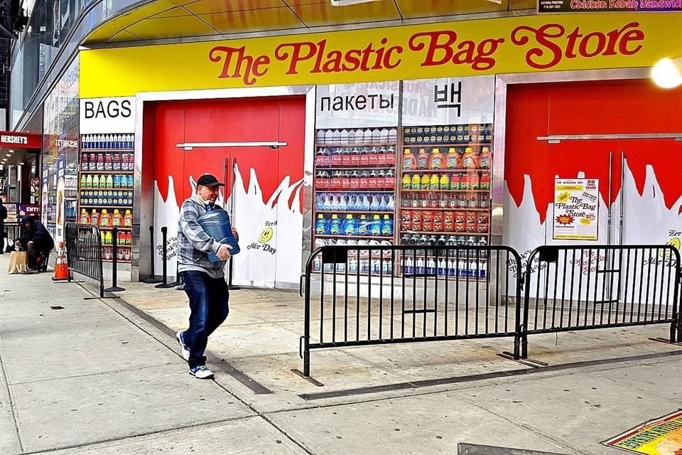La artista Robin Frohardt creó una tienda en Times Square con productos de consumo hechos con el material para crear conciencia sobre la contaminación que genera. 