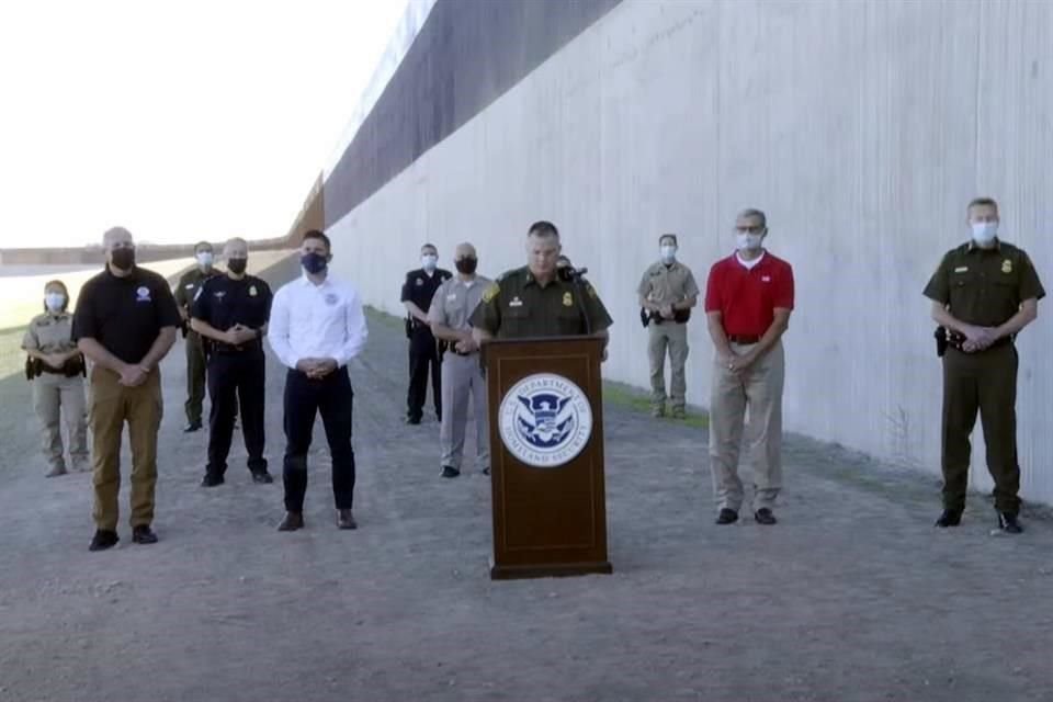 Jefes de la Agencia de Aduanas y Protección Fronteriza y el Secretario interino de Seguridad, Chad Wolf (de camisa blanca), realizaron un evento junto al muro.