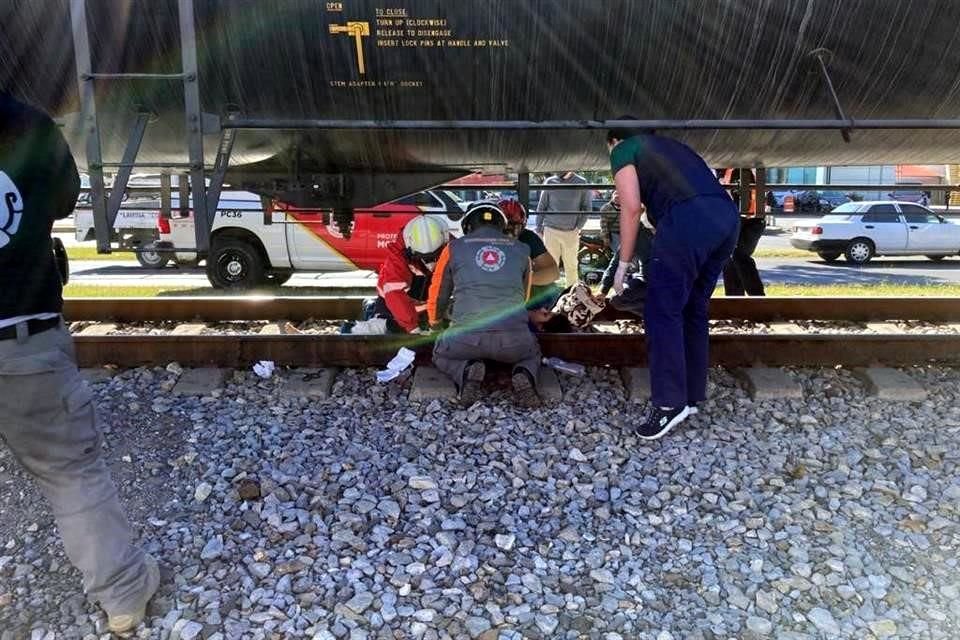 Bajo uno de los vagones del tren, Yazmín Alejandra Ventura García fue atendida por socorristas en la Av. Pablo González.