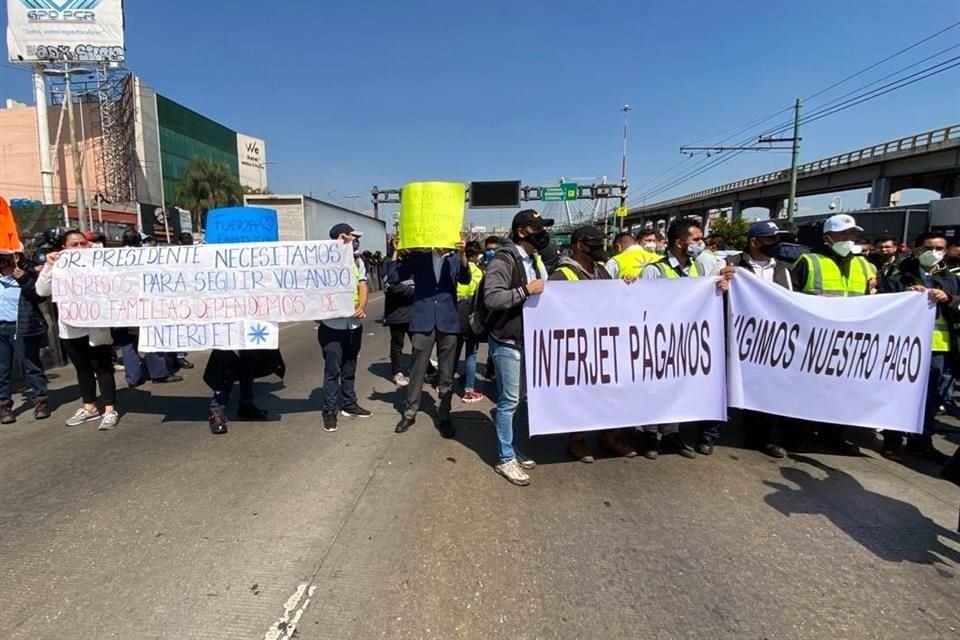 Los empleados de Interjet protestan por falta de pago de salarios.