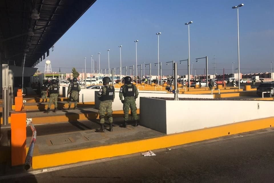 Elementos de la Guardia Nacional resguardan la caseta de Ojo de Agua en la Autopista Mxico-Pachuca.