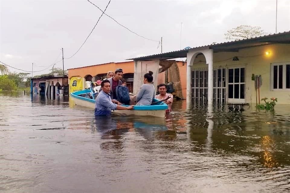 Elementos de Protección Civil municipal también apoyaron la evacuación de familias en Macuspana, tierra de López Obrador.