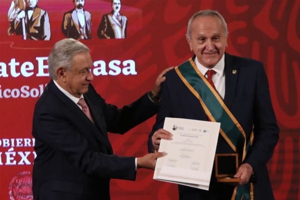 El Presidente entrega condecoración Miguel Hidalgo a Jesús Seade.