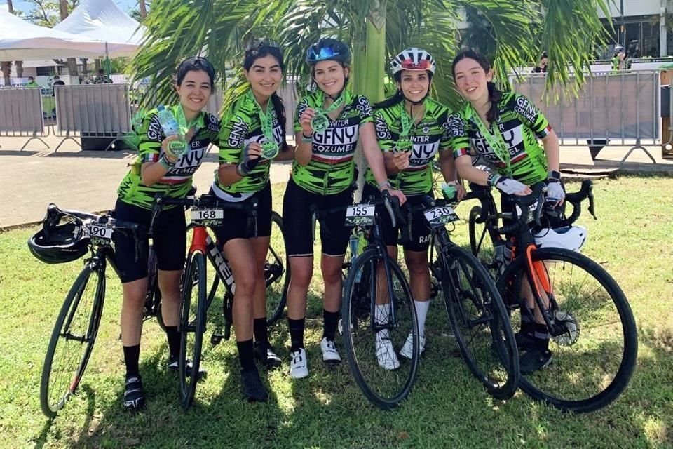 Georgina Maltos, Magaly Sáenz, Yolanda Islas, Daniela Casso y Cordelia Martínez