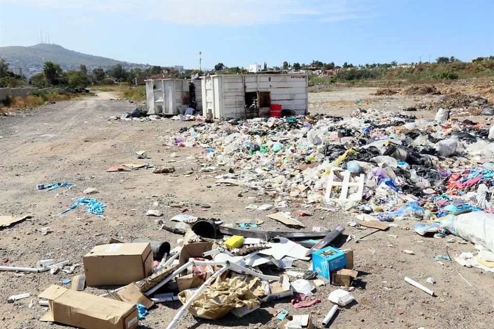 Hace más de 40 años, la zona fue un banco de materiales para la construcción de Carretera a Chapala; hoy es depósito de basura, aunque debía ser un parque.