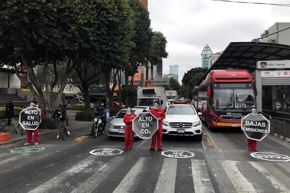 Activistas desplegaron una nueva forma de exigir la permanencia de la ciclovía en Insurgentes y, al mismo tiempo, alertar sobre la polución.