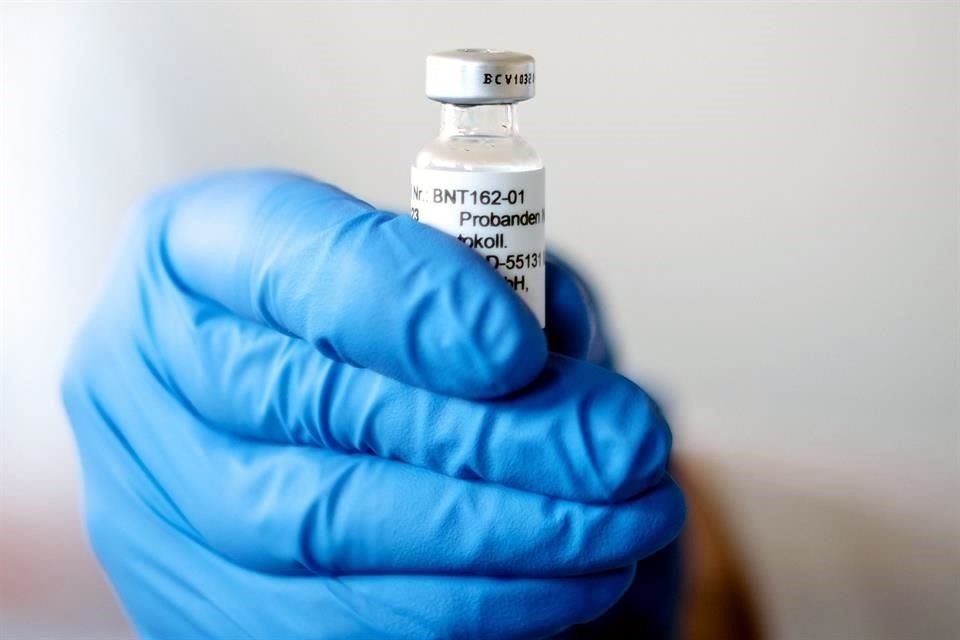 Tres farmacéuticas reportaron recientemente avances importantes en sus prototipos de vacunas contra el Covid-19.