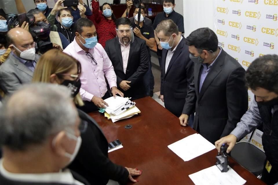 Representantes de Morena, PT, Verde y Panal firmaron anoche en la CEE su registro de coalición.