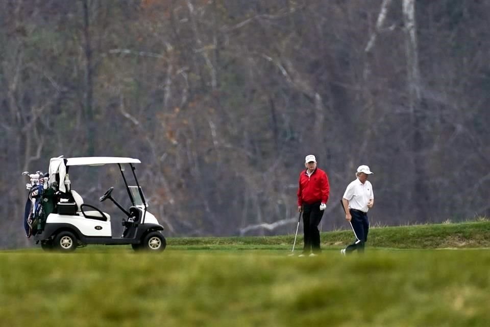 El Presidente Donald Trump jugando golf este sábado en su club de Virginia.