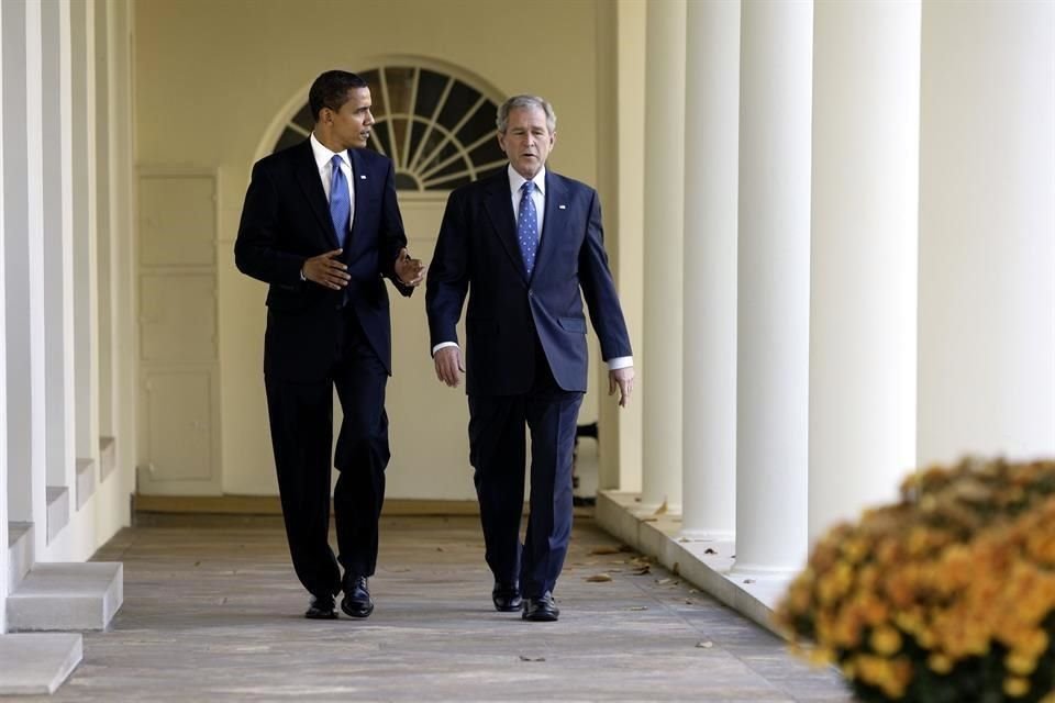 Foto del 10 de noviembre de 2008 en que el entonces Presidente George W. Bush se reúne con el Presidente electo Barack Obama en la Casa Blanca.