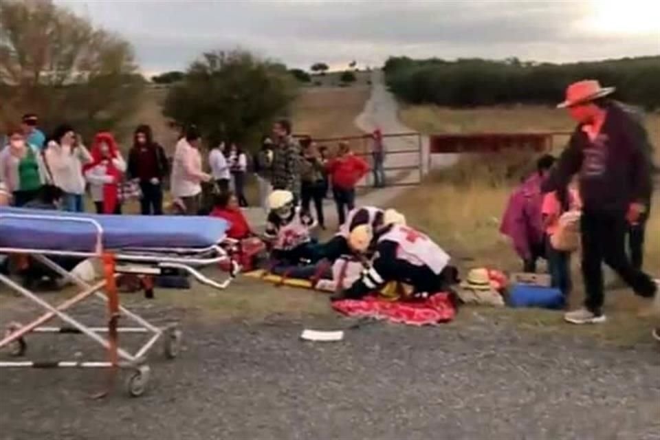 Dos personas muertas y 21 heridos dejó la volcadura de un autobús en el que viajaban supuestos simpatizantes de Frena, en la vía Matamoros-Ciudad Victoria.