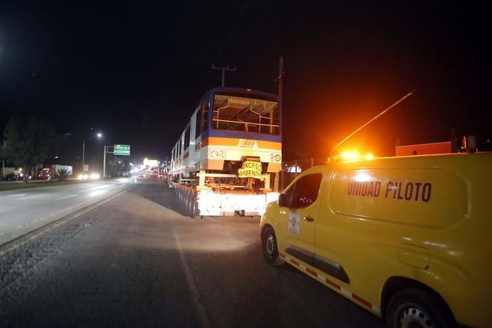 Los dos vagones alemanes se detuvieron anoche en la Carretera Nacional, en Allende, y hoy reanudarán su viaje.