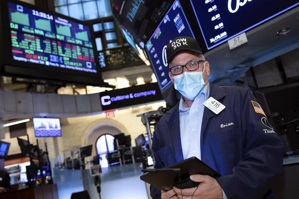 Por primera vez en la historia, el industrial Dow Jones cerró por arriba de las 30 mil unidades.