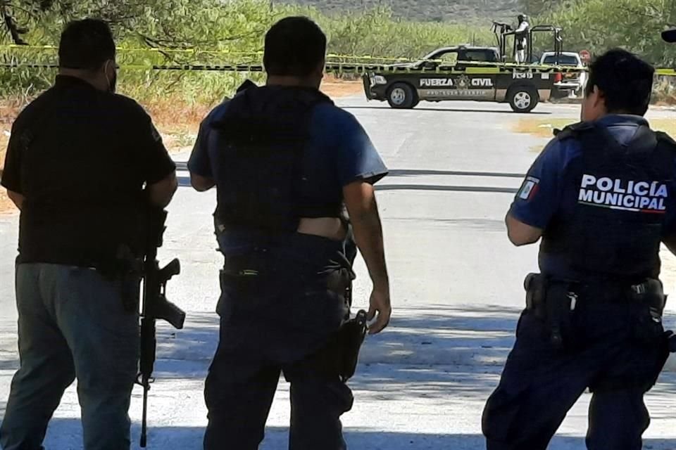 El policía Manuel (centro) sobrevivió al ataque realizado por un comando armado.