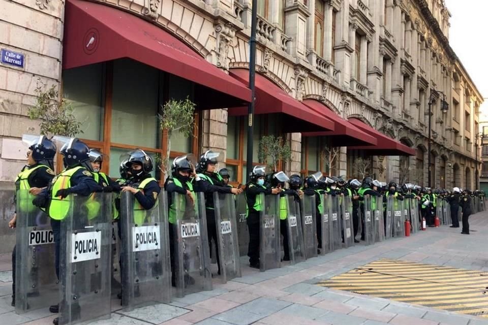 Mientras tanto, el grupo Ateneas de la Secretaría de Seguridad Pública de la CDMX resguarda vialidades por donde avanzan las manifestantes. Policías de otros sectores sólo observan.