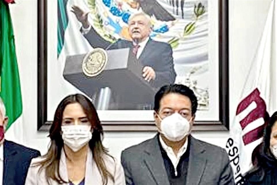 Con una foto de AMLO al fondo -y la condición de firmar juramento de principios con 4T-, Clara Luz Flores y Mario Delgado anuncian que la Alcaldesa buscará ser candidata de Morena a Gubernatura de NL.