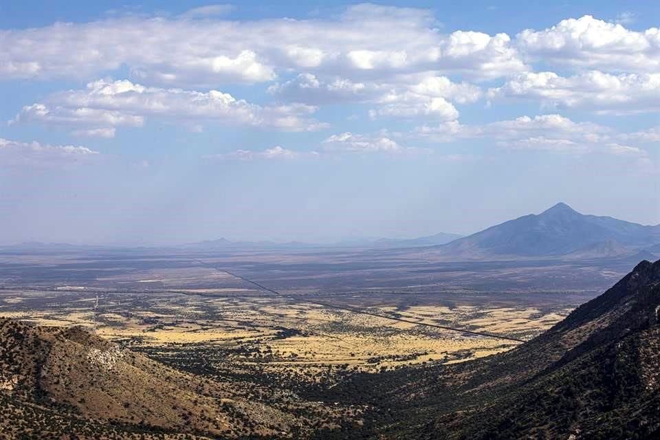 Vista area del muro fronterizo, la delgada lnea negra que separa EU y Mxico, en el Monumento Nacional Colorado, Arizona, el 18 de noviembre.