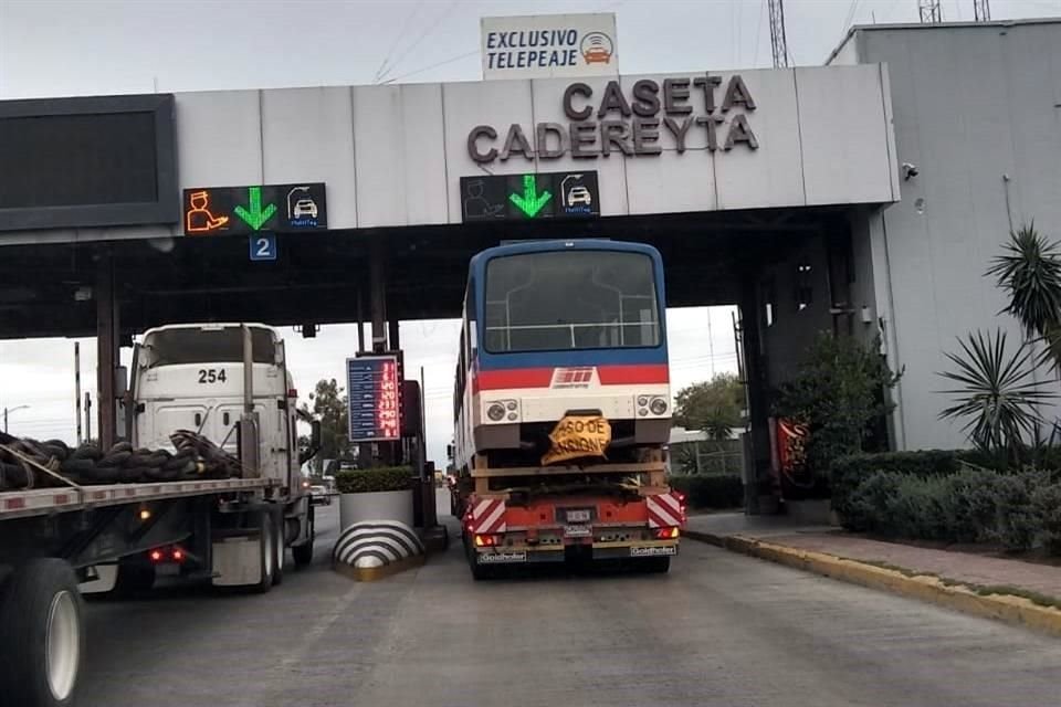 Los vagones, señalaron, ingresaron esta tarde a Nuevo León por la Carretera Nacional, pero será hasta el sábado que llegarán a los talleres de Metrorrey.