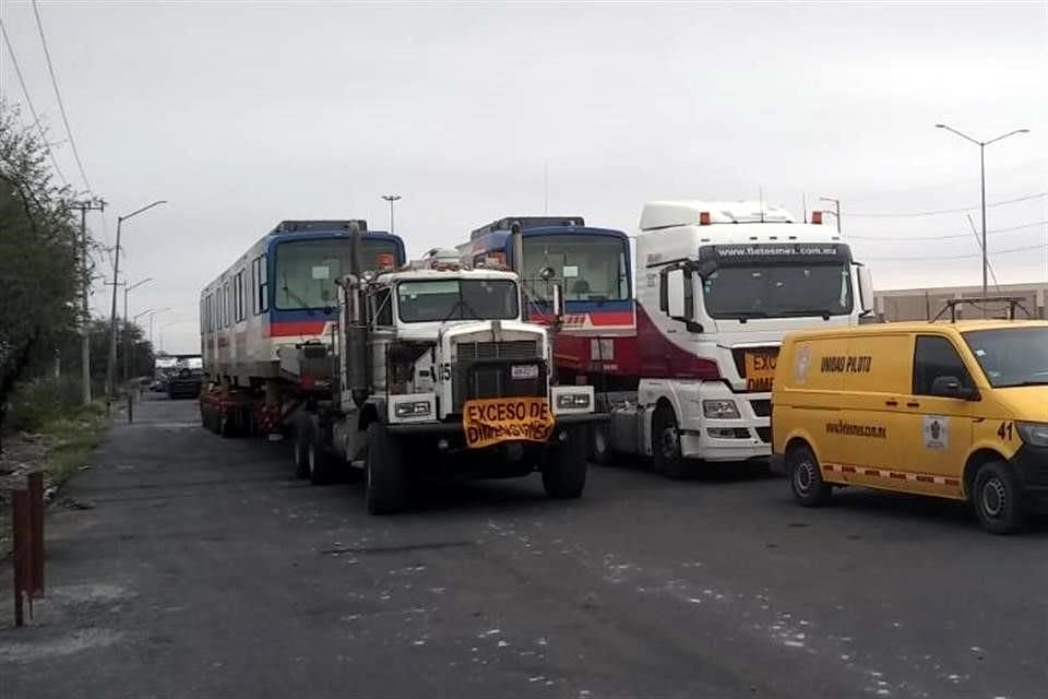 Los vagones, señalaron, ingresaron esta tarde a Nuevo León por la Carretera Nacional, pero será hasta el sábado que llegarán a los talleres de Metrorrey.