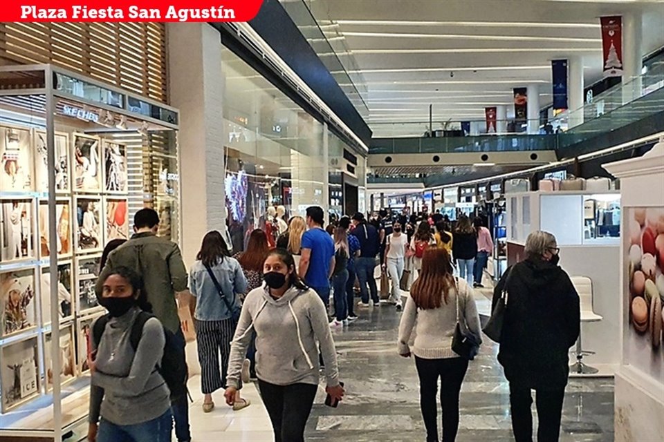 Decenas de clientes llenaron los pasillos del centro comercial, en donde en algunas tiendas formaron filas para entrar.