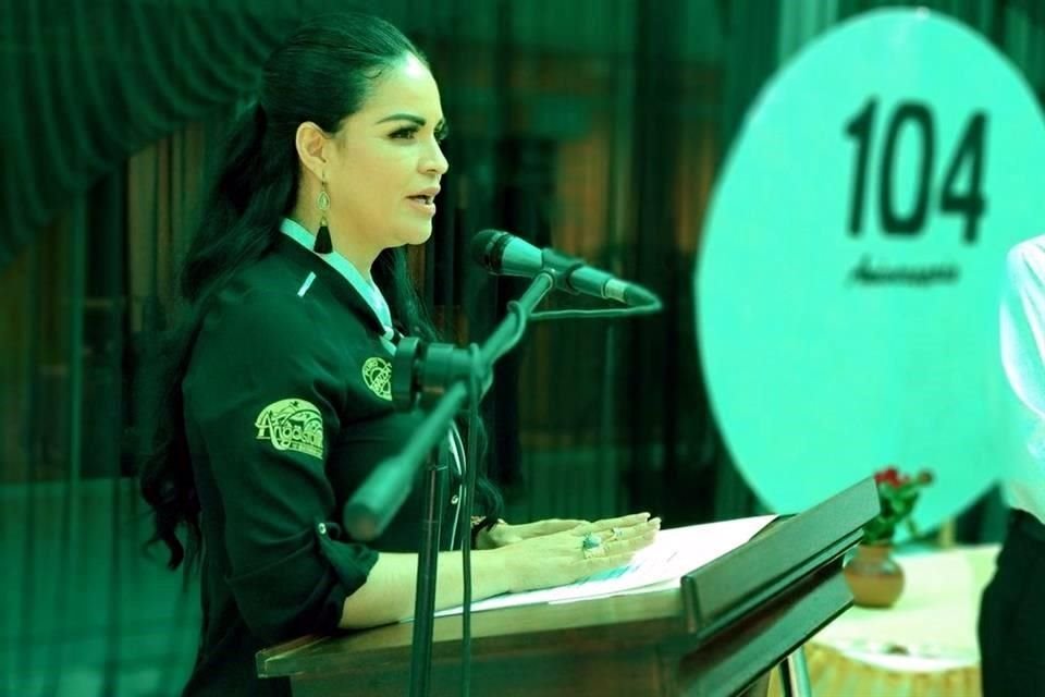 La Alcaldesa priista dio un discurso con motivo del 104 aniversario de la Municipalización de Angostura.