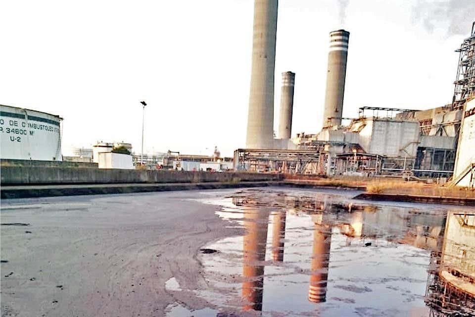 Adems de contaminar el ambiente, la central Plutarco Elas Calles, en el municipio La Unin, Guerrero, registr la semana pasada un derrame de aceite que habra llegado a la baha.