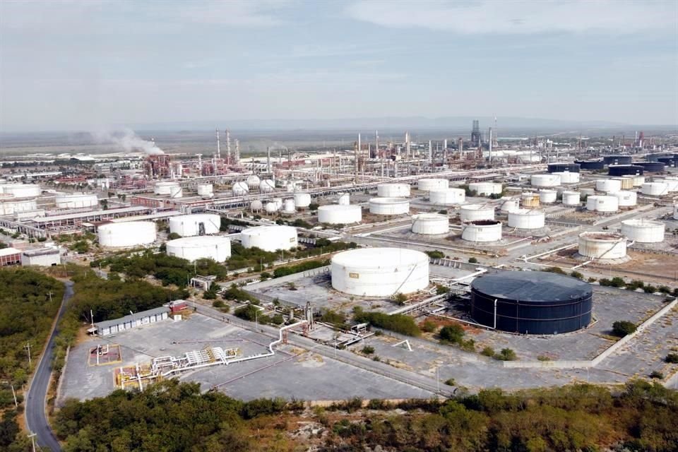 El Gobierno estatal confirmó dos explosiones por acumulación de gas en ductos en la Refinería de Cadereyta.