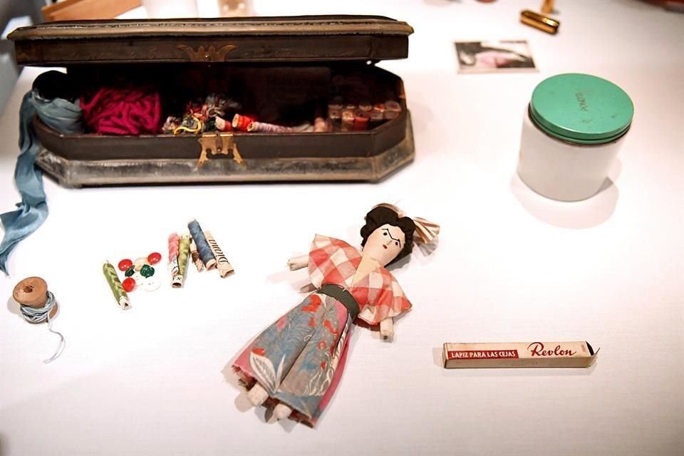 Detalles de la muestra 'Frida Kahlo: Making Her Self Up'