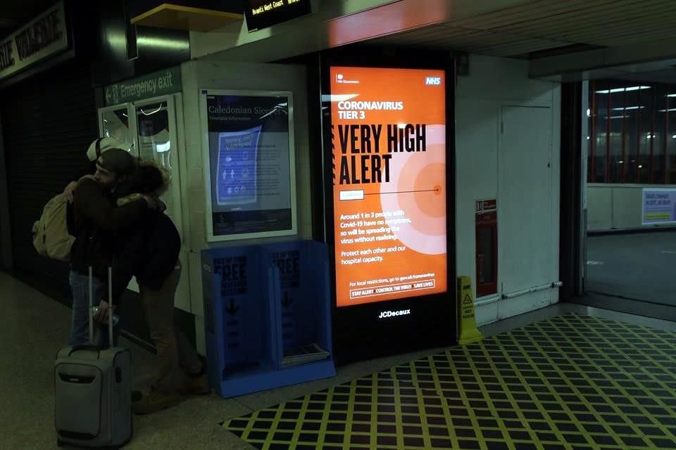 Un anuncio en Londres alerta sobre las restricciones por la pandemia de Covid-19 en la ciudad.